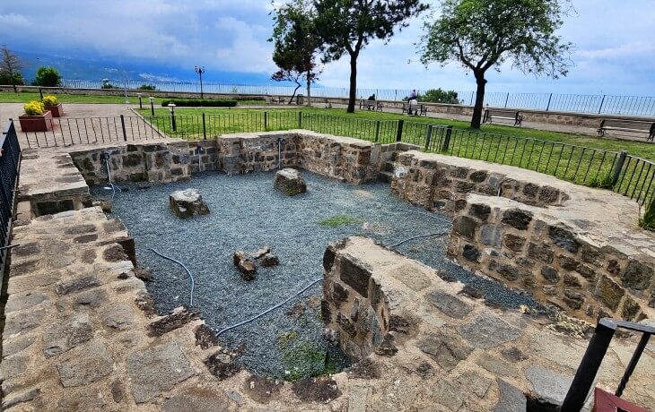 Trabzon Ayasofyası’nın ana girişinin önündeki küçük şapel kalıntıları; kare planlı duvar izleri ve taşıyıcı ayaklarıyla 13. yüzyıl Trabzon İmparatorluğu döneminden kalan yapısal temeller.